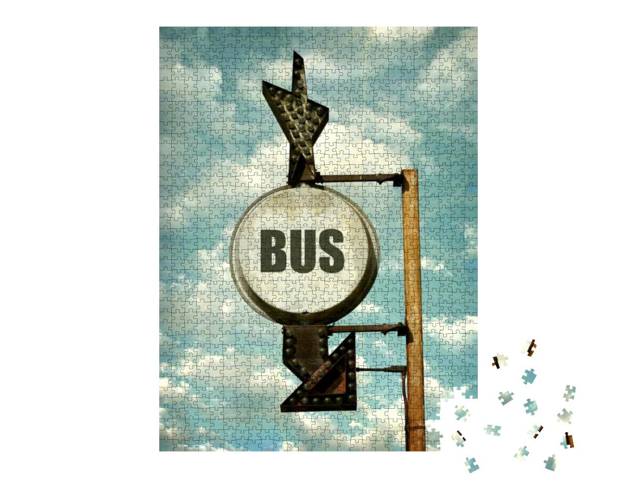 Puzzle 1000 Teile „Vintage-Foto eines Busschildes, im Hintergrund bewölkter Himmel“
