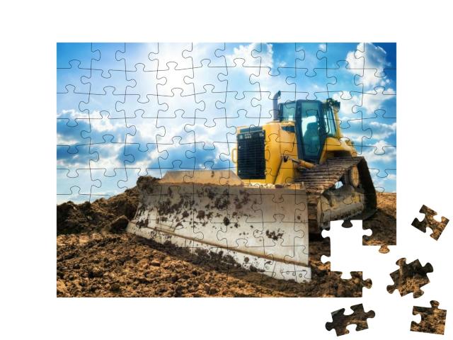 Puzzle 100 Teile „Gelber Bagger auf neuer Baustelle vor dem blauen Himmel“