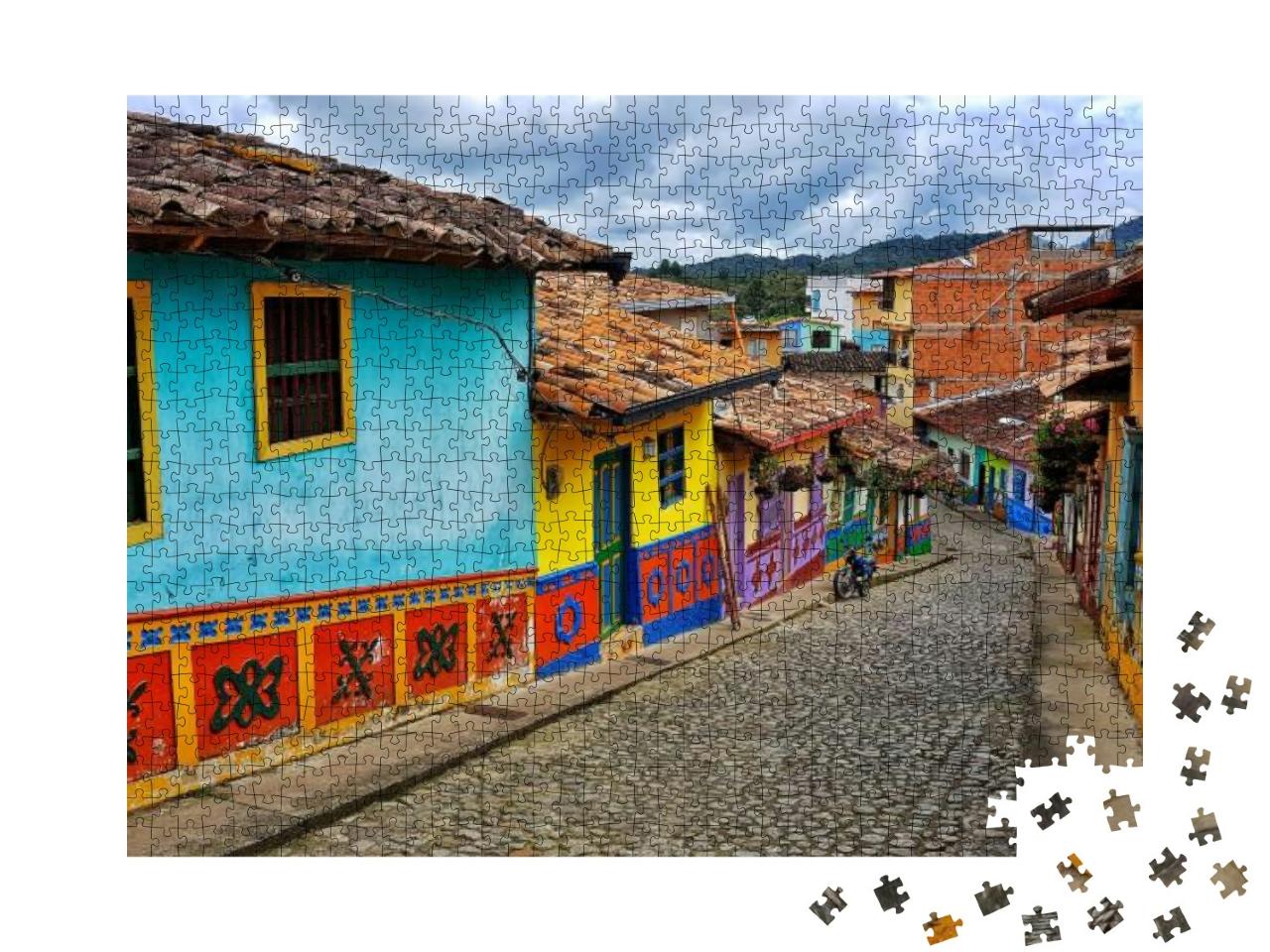 Puzzle 1000 Teile „Ansicht von Guatapé Kolumbien. Farbige Fassaden und Traditon“