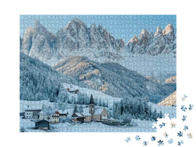 Puzzle 1000 Teile „Schneebedecktes Dorf Val di Funes, Südtirol, Italien“