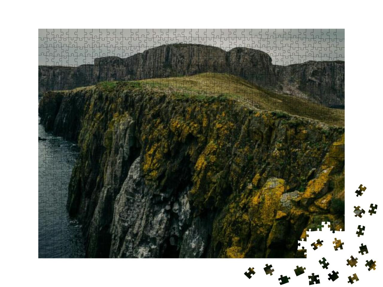 Puzzle 1000 Teile „Klippen mit orangem Moos am Meer: Isle of Skye, Schottlanf“