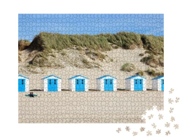 Puzzle 1000 Teile „Schmucke weiß-blaue Strandhäuser in den Dünen von Texel“