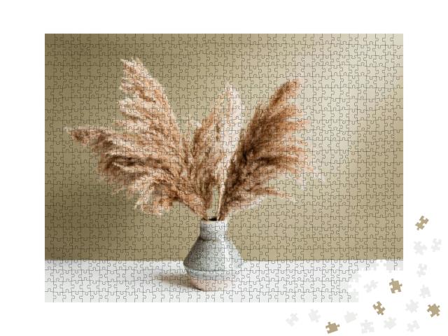 Puzzle 1000 Teile „Pampasgras in einer Vase vor einer grünen Wand“