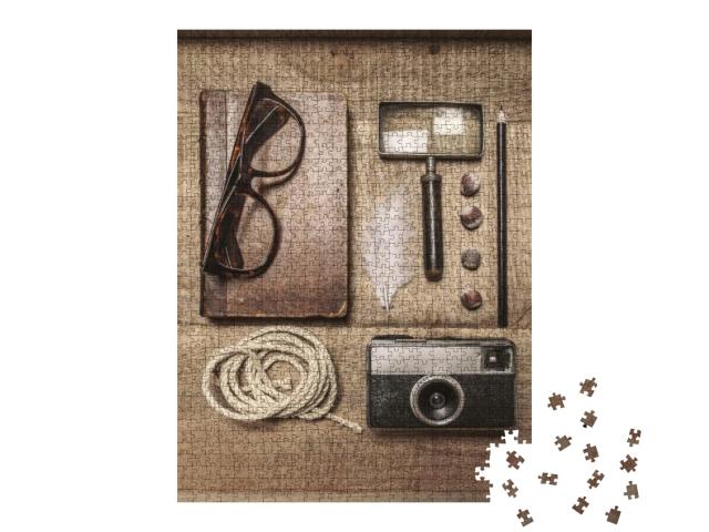 Puzzle 1000 Teile „Vintage-Stillleben: Accessoires eines Abenteurers“