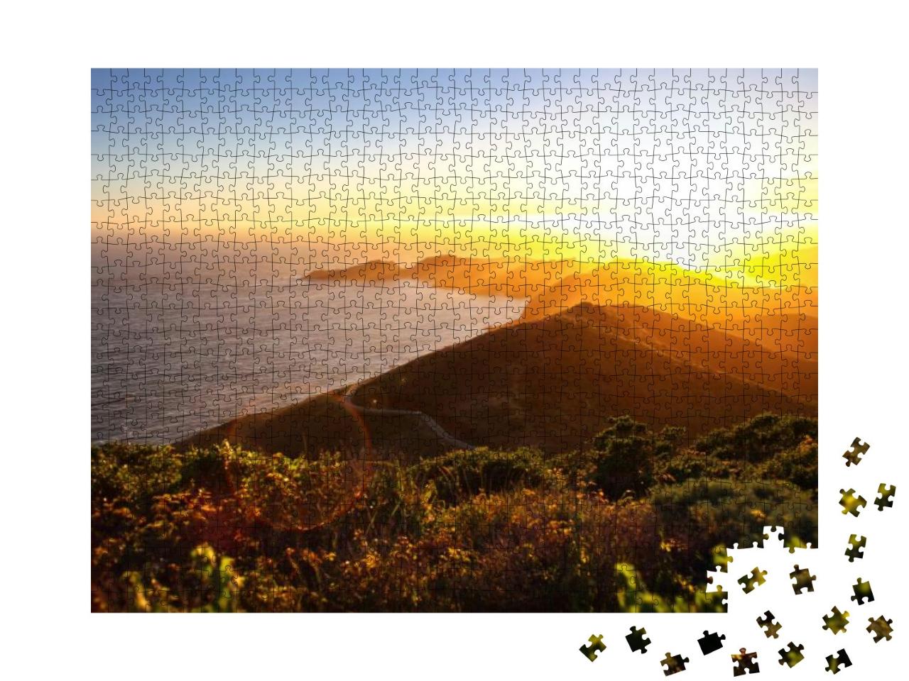 Puzzle 1000 Teile „Dramatischer Sonnenuntergang an der Küste mit Inselhalbinsel“