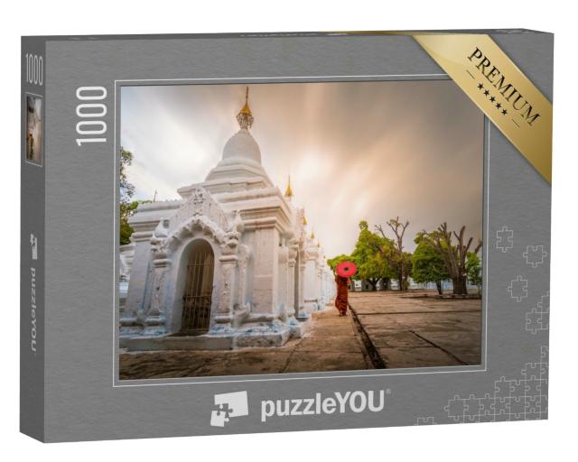 Puzzle 1000 Teile „Mönch mit rotem Regenschirm, Mandalay, Myanmar“