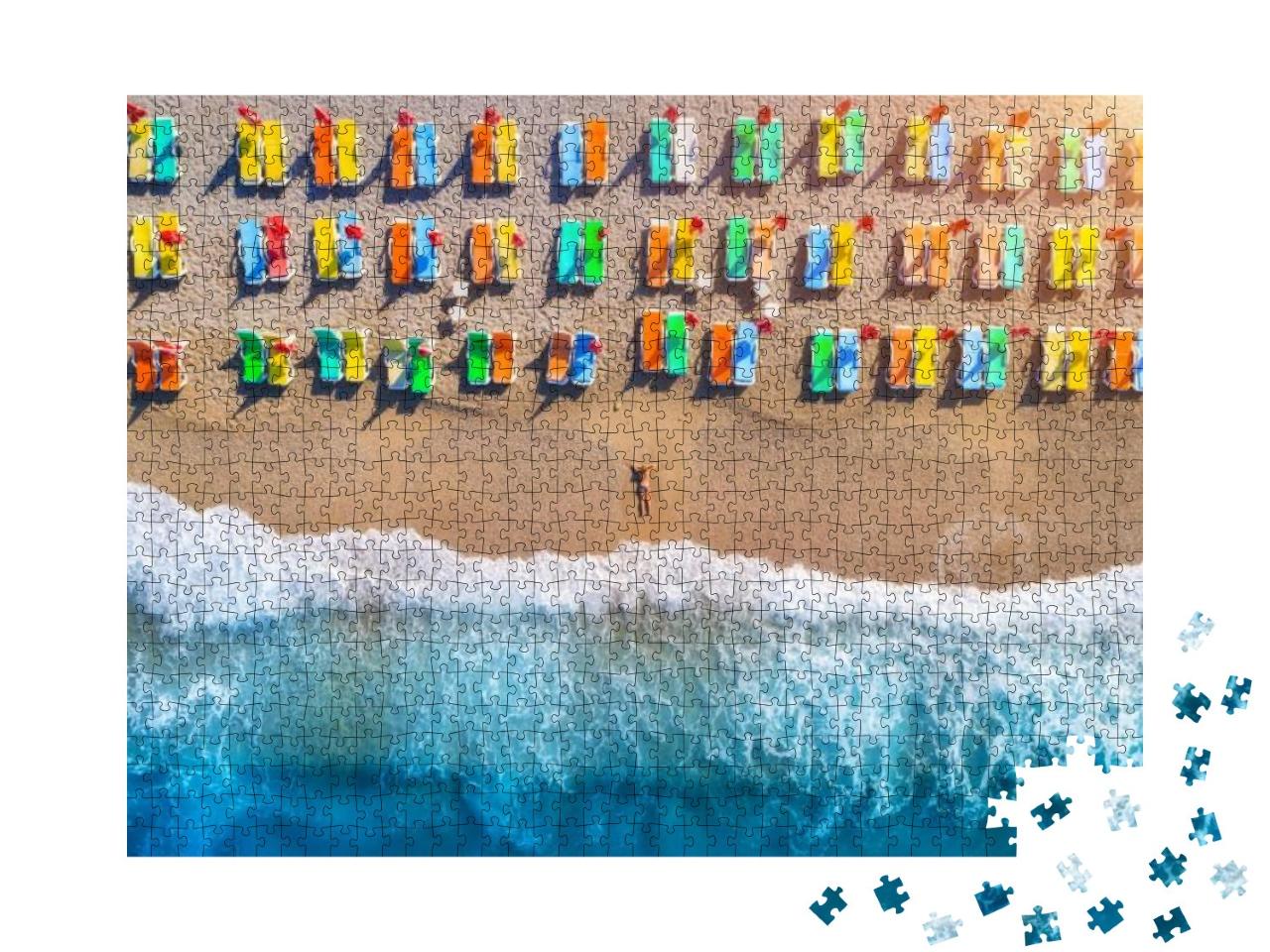 Puzzle 1000 Teile „Luftaufnahme einer Frau am Strand mit bunten Liegestühlen, Öludeniz, Türkei“