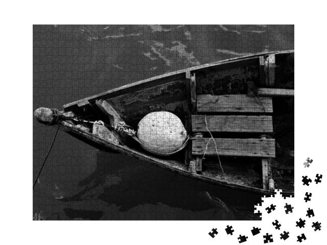Puzzle 1000 Teile „Vertäutes altes Fischerboot, schwarz-weiß“