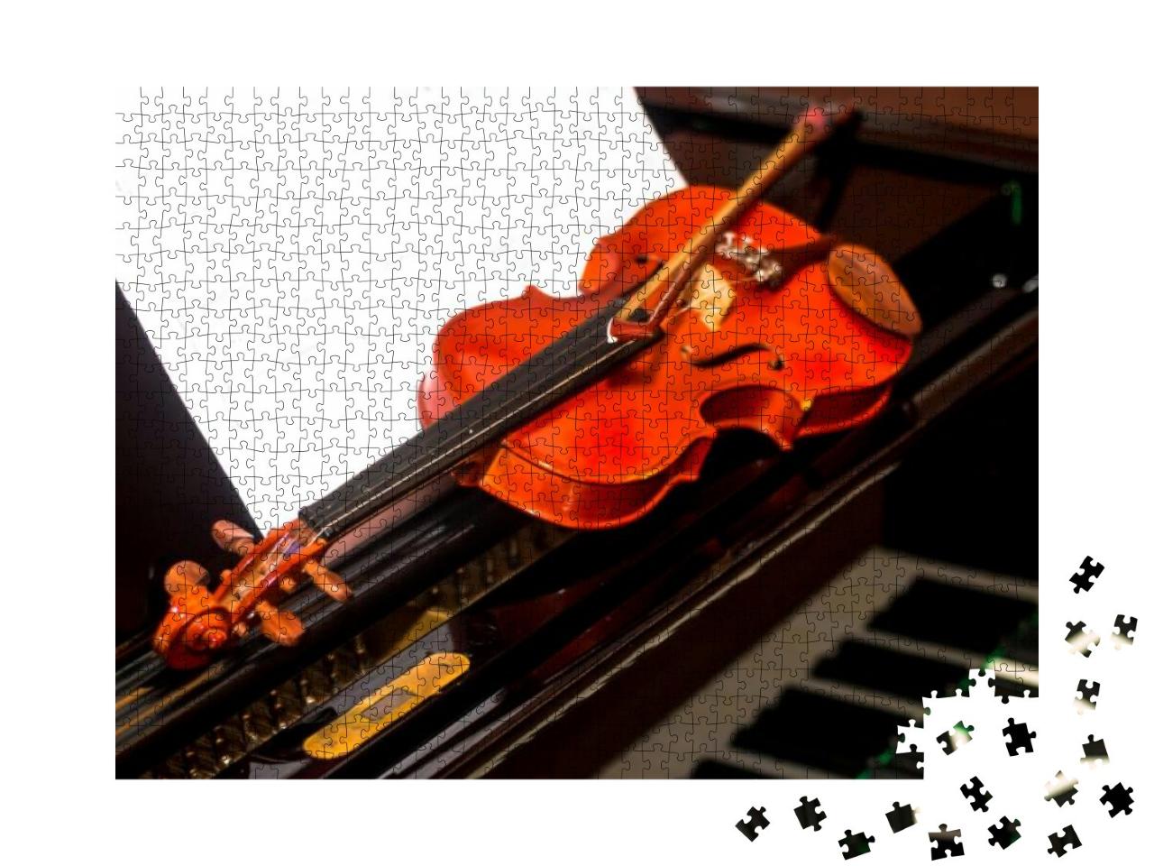 Puzzle 1000 Teile „Geige und Fiedelstock auf einem Klavier“