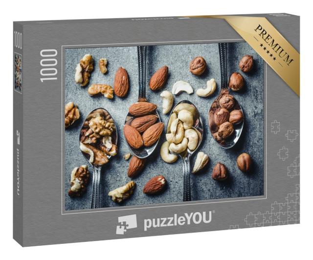 Puzzle 1000 Teile „Walnüsse, Haselnüsse, Mandeln und Cashewkerne auf silbernen Metalllöffeln“