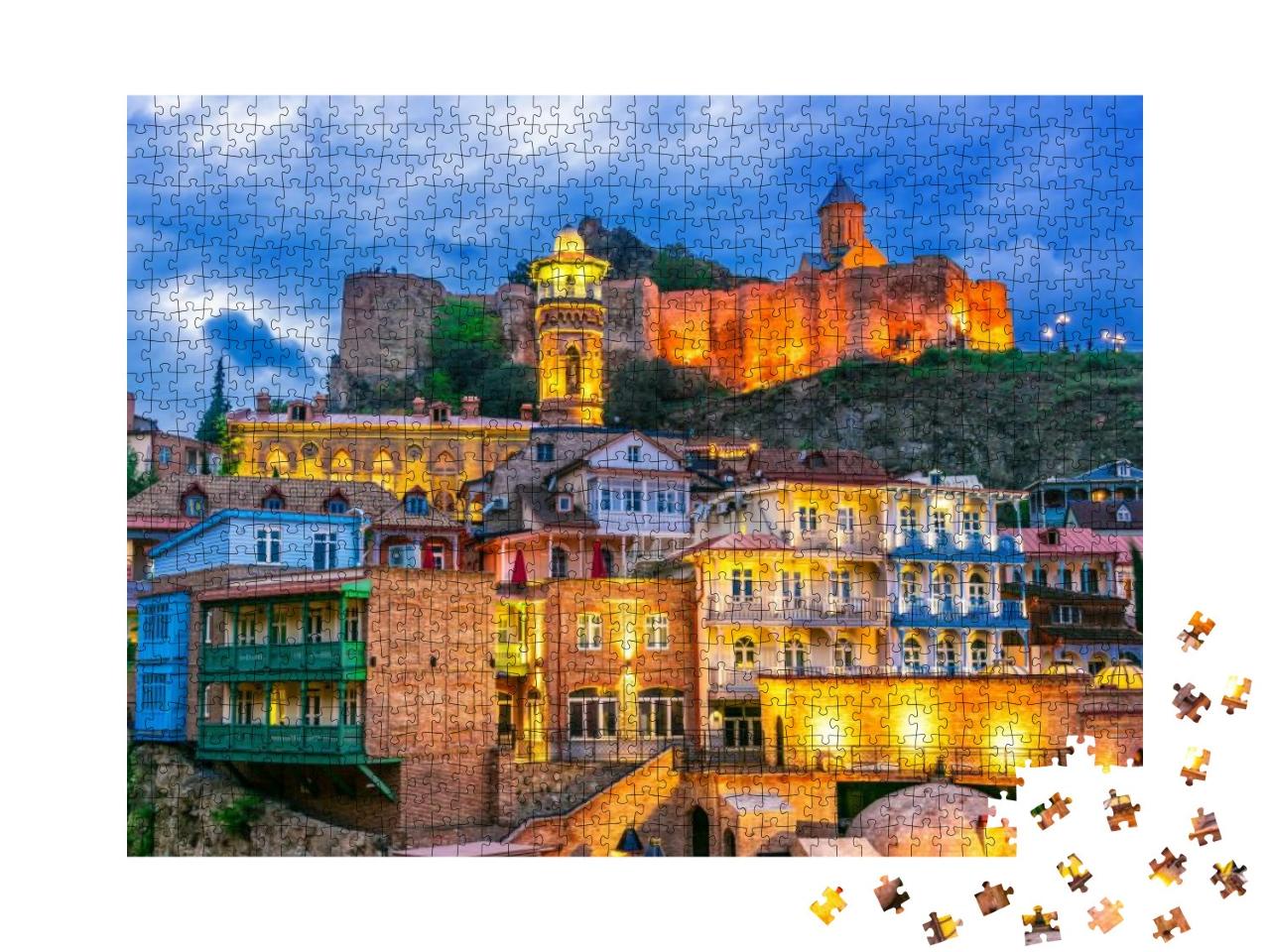 Puzzle 1000 Teile „Altstadt von Tiflis, Georgien nach Sonnenuntergang“
