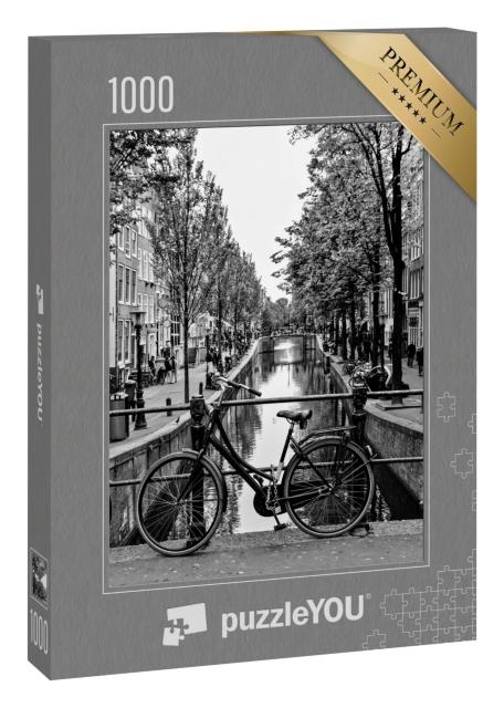 Puzzle 1000 Teile „Fahrrad auf einer Amsterdamer Grachtenbrücke, schwarz-weiß“