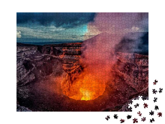 Puzzle 1000 Teile „Vulkankraterausbruch mit fließender Lava und Rauch, Masaya bei Managua, Nicaragua“