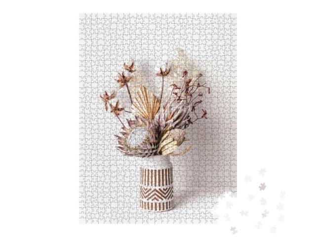 Puzzle 1000 Teile „Trockenblumenarrangement in einer stilvollen weißen Keramikvase“