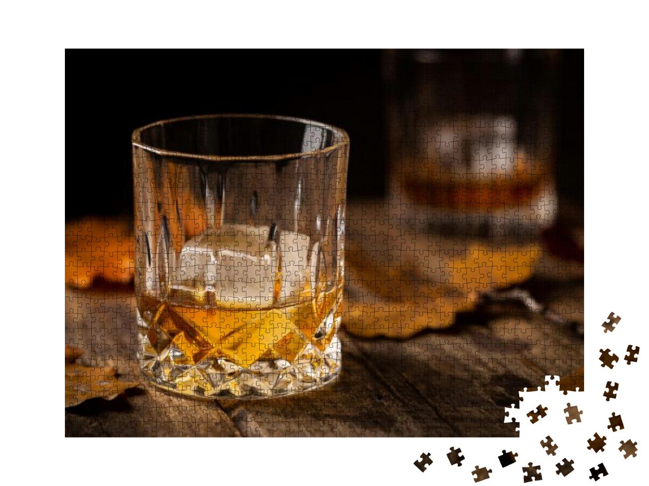 Puzzle 1000 Teile „Glas Scotch, Whiskey und Eis auf hölzernem Hintergrund mit Herbstblättern“