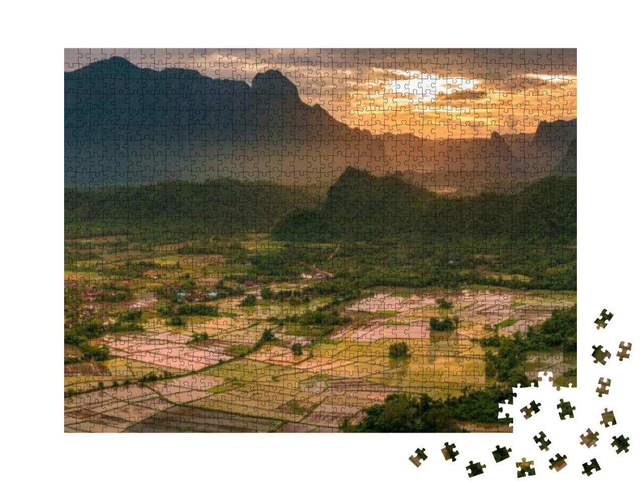 Puzzle 1000 Teile „Goldener Sonnenuntergang auf den Reisfeldern von Laos“