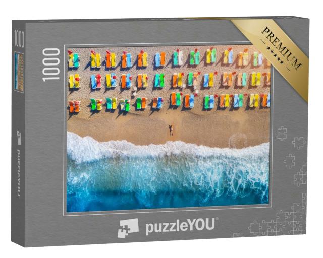Puzzle 1000 Teile „Luftaufnahme einer Frau am Strand mit bunten Liegestühlen, Öludeniz, Türkei“
