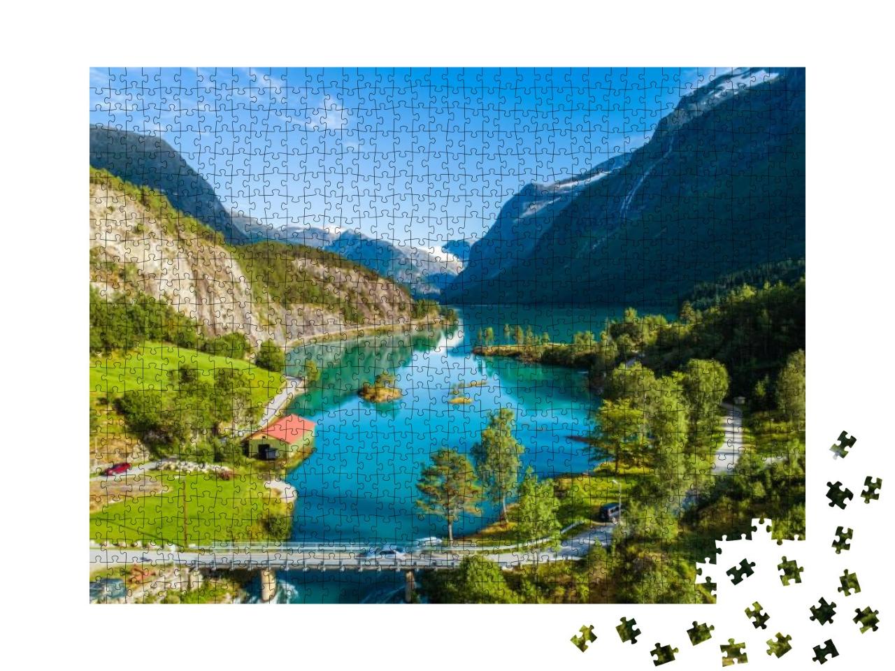 Puzzle 1000 Teile „Grüner See Norwegen, Aufnahme von einer Brücke“