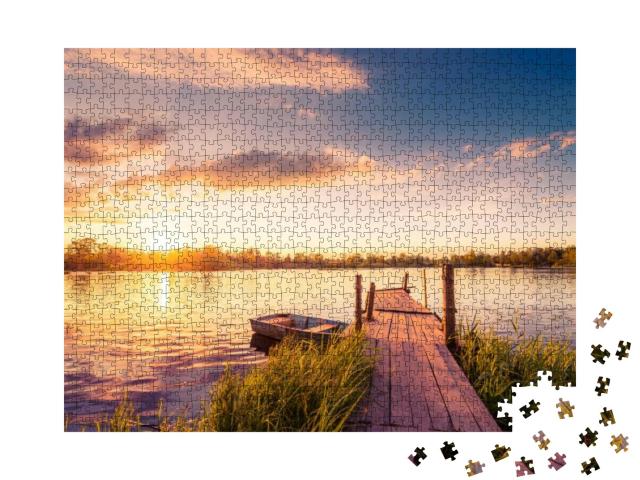 Puzzle 1000 Teile „Sonnenuntergang über dem See mit seinem alten Holzsteg“