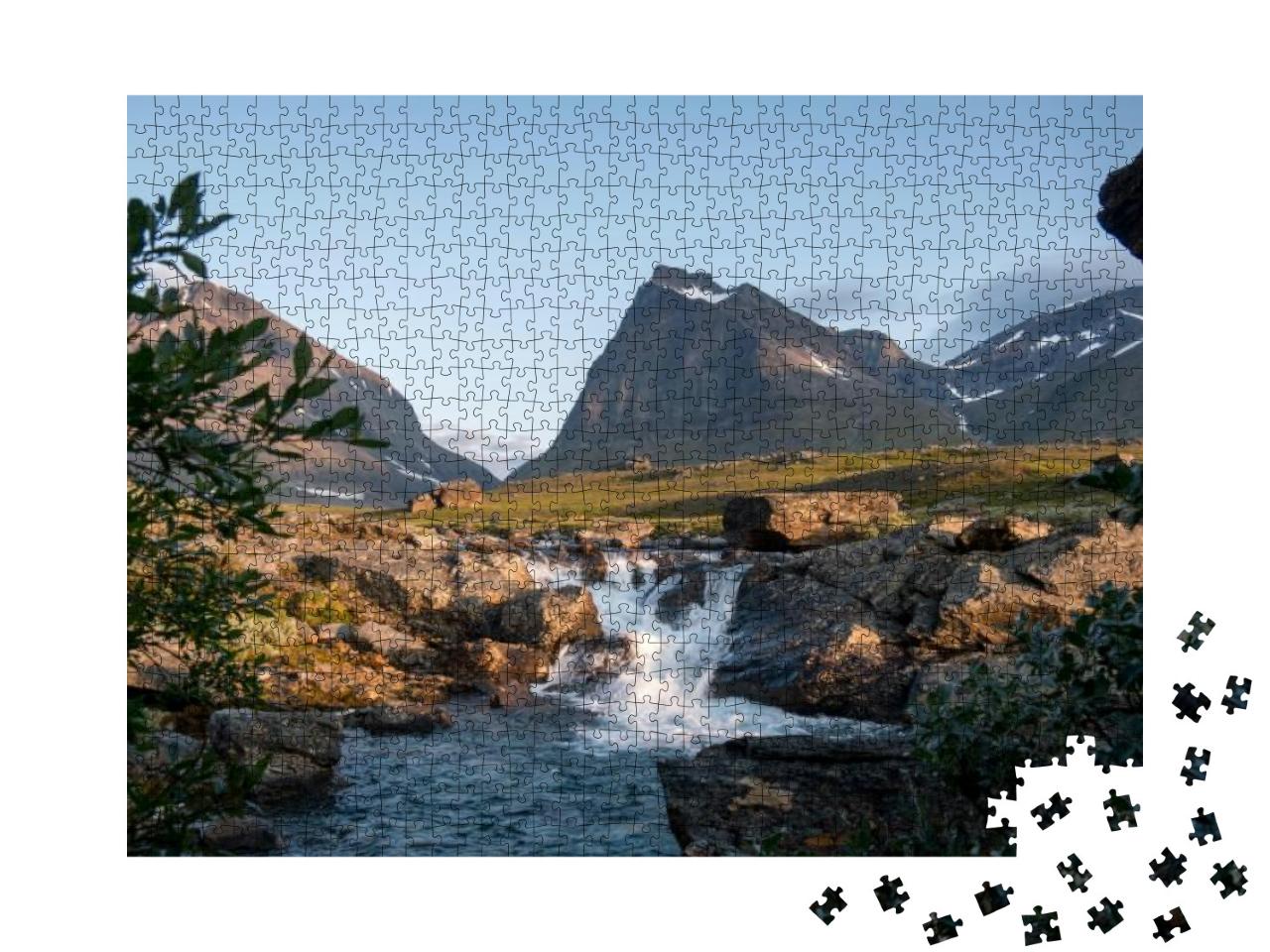 Puzzle 1000 Teile „Tuolpagorni, kultiger Berg in Schweden hinter einem Wasserfall“