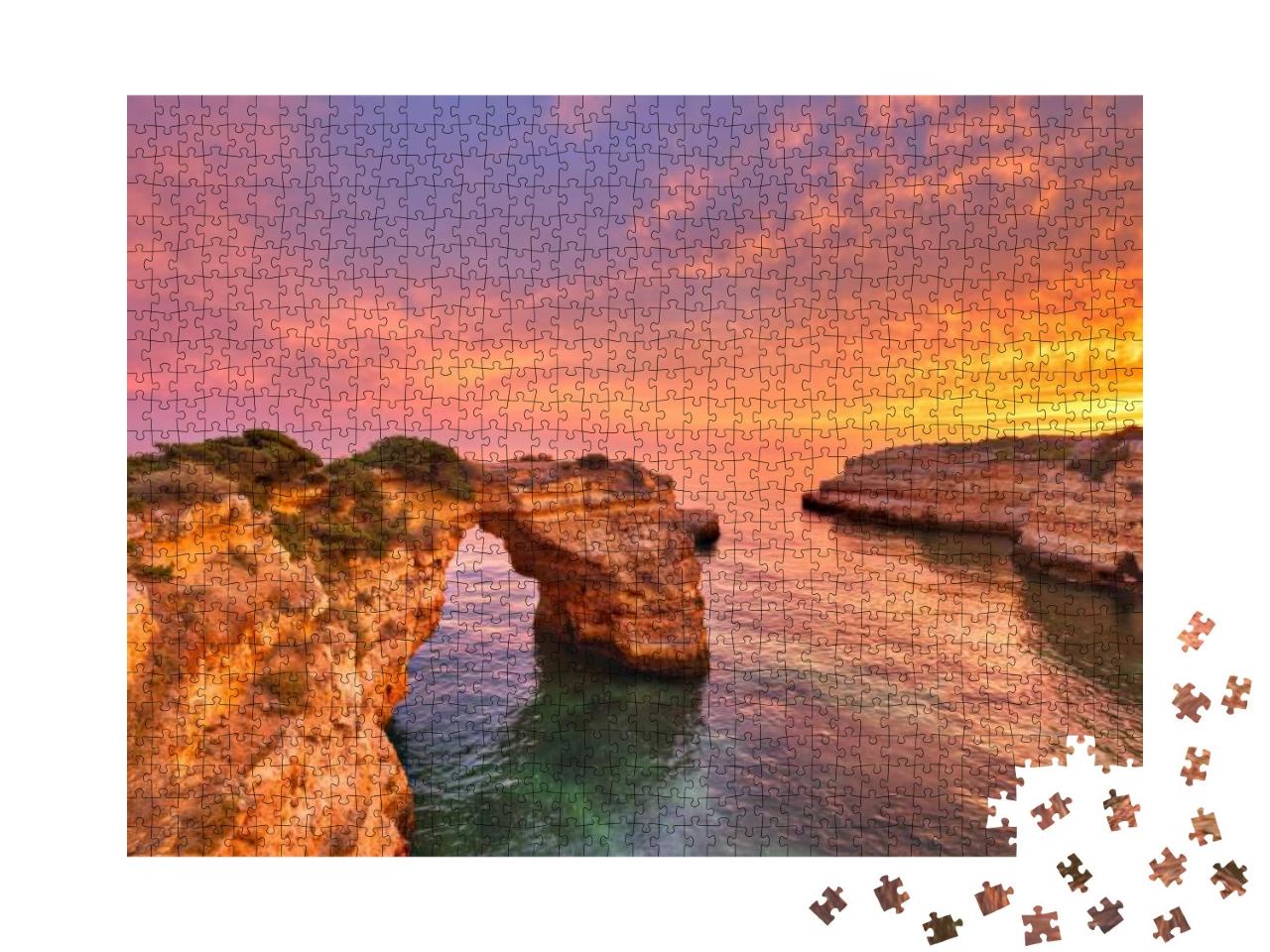 Puzzle 1000 Teile „Praia de Albandeira - schöne Küste der Algarve bei Sonnenuntergang, Portugal“