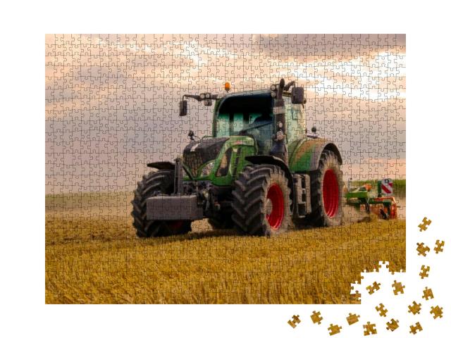 Puzzle 1000 Teile „Grüner Traktor pflügt ein Getreidefeld, Himmel mit Wolken“