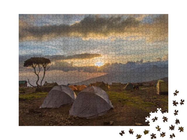 Puzzle 1000 Teile „Zelt nach Regen auf dem Kilimanjaro“