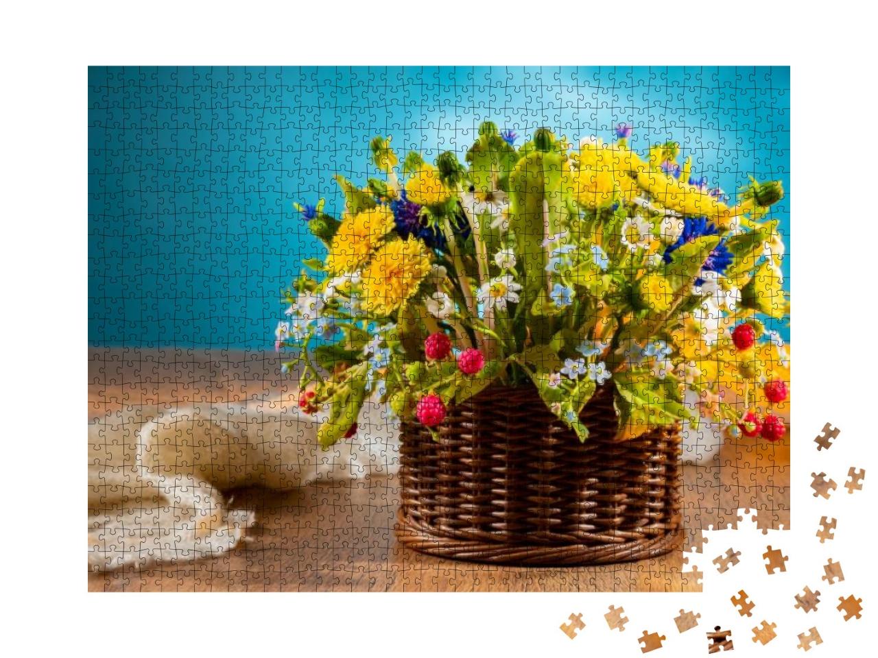 Puzzle 1000 Teile „Korb mit Wildblumen auf blauem Hintergrund“