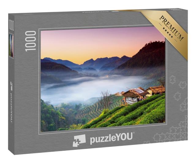 Puzzle 1000 Teile „Sonnenaufgang im Nebel, Teeplantage, Chiang Mai, Thailand“