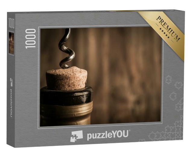 Puzzle 1000 Teile „Weinflasche mit Korkenzieher auf hölzernem Hintergrund“