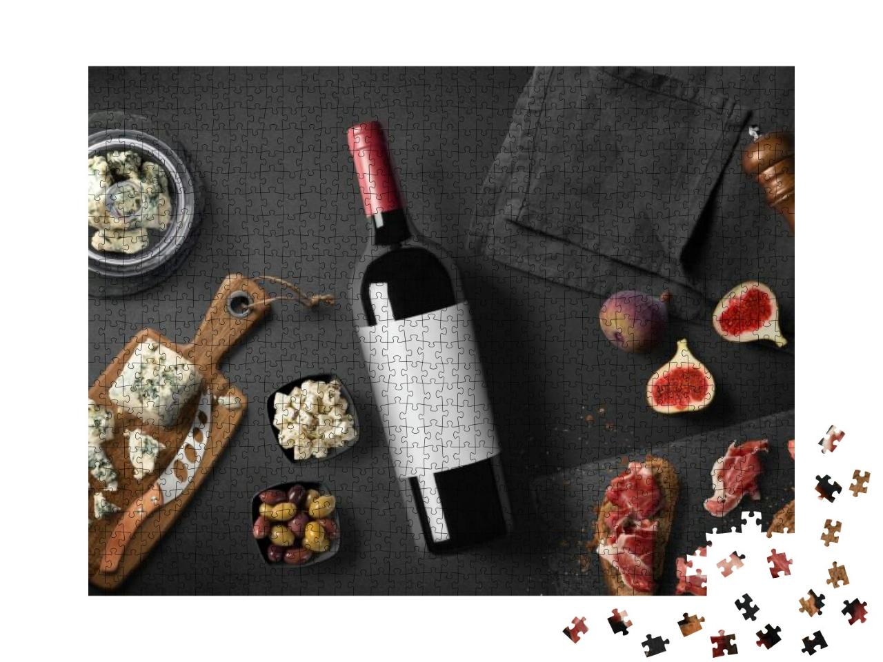 Puzzle 1000 Teile „Draufsicht: Rotwein, Käse, Feigen, Brot, Oliven und Prosciutto auf Holzbrett“