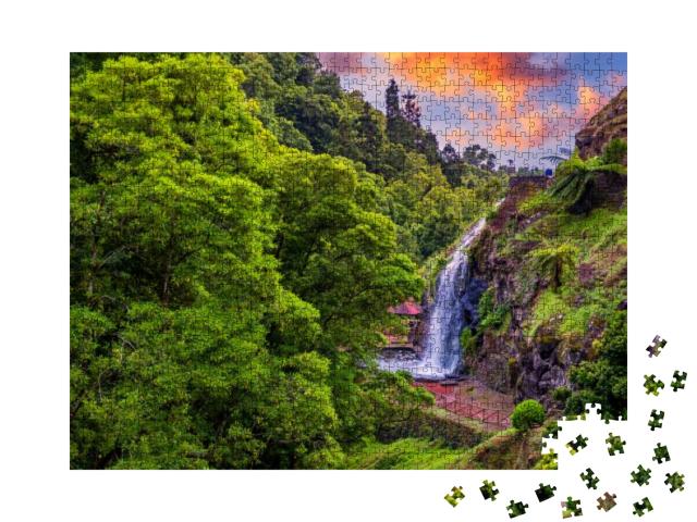 Puzzle 1000 Teile „Wasserfall im Parque Natural Da Ribeira Dos Caldeiroes, Azoren, Portugal“