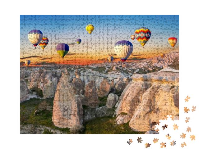 Puzzle 1000 Teile „Heißluftballons bei Sonnenuntergang über der Höhlenstadt, Kappadokien, Türkei“
