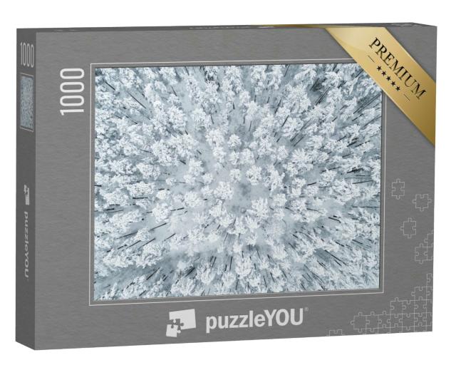 Puzzle 1000 Teile „Luftaufnahme eines winterlichen, schneebedeckten Kiefernwaldes“