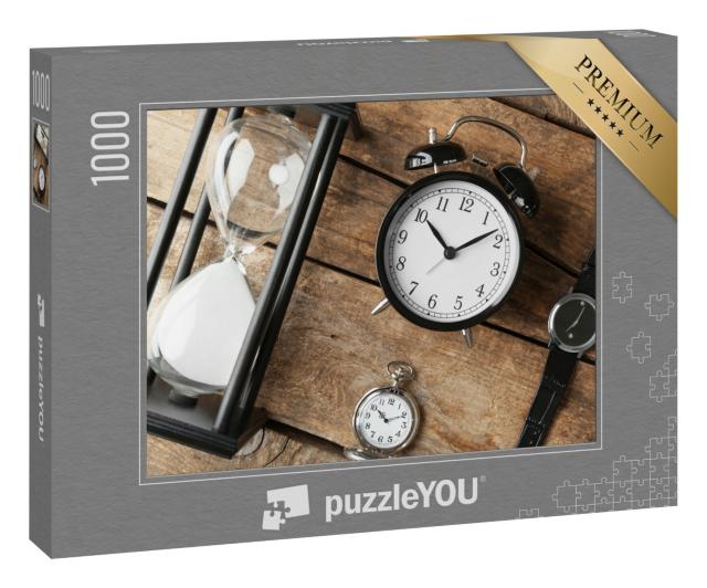Puzzle 1000 Teile „Verschiedene Arten von Uhren liegen auf einem alten Holztisch“