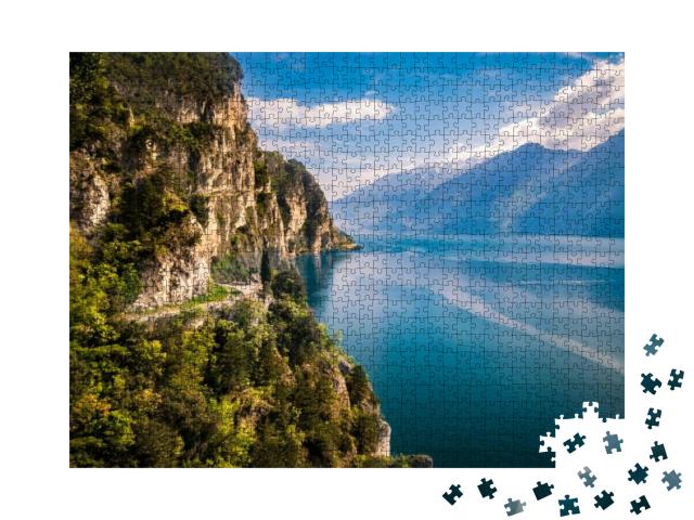 Puzzle 1000 Teile „Wunderschöne Berge umgeben den Gardasee“