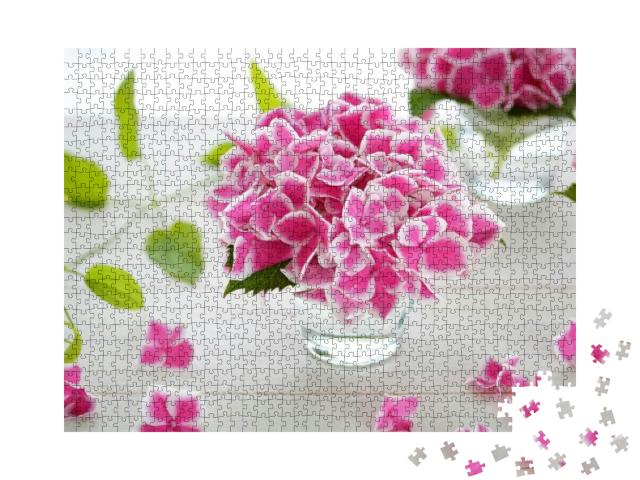 Puzzle 1000 Teile „Schöne rosa Hortensienblüten in Glasvase“