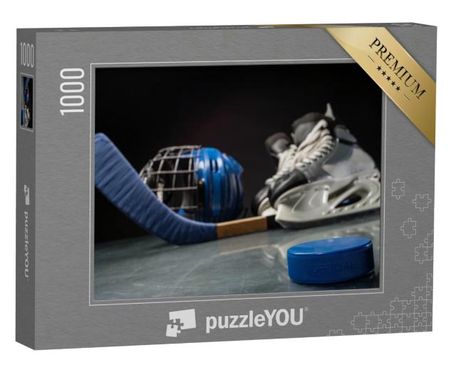 Puzzle 1000 Teile „Nahaufnahme eines Hockey-Pucks und einer Hockey-Ausrüstung dahinter“