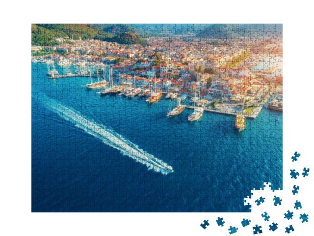 Puzzle 1000 Teile „Sonnenuntergang am Yachthafen in Marmaris: Luftaufnahme von Booten und Häusern“