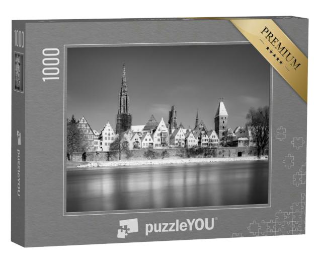 Puzzle 1000 Teile „Blick auf Ulm mit Münster und Donau bei Schnee, Schwarz-Weiß“