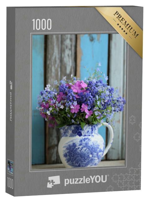Puzzle 1000 Teile „Blau und rosa Bouquet, Vintage-Blumenstrauß vor rustikalem Hintergrund“