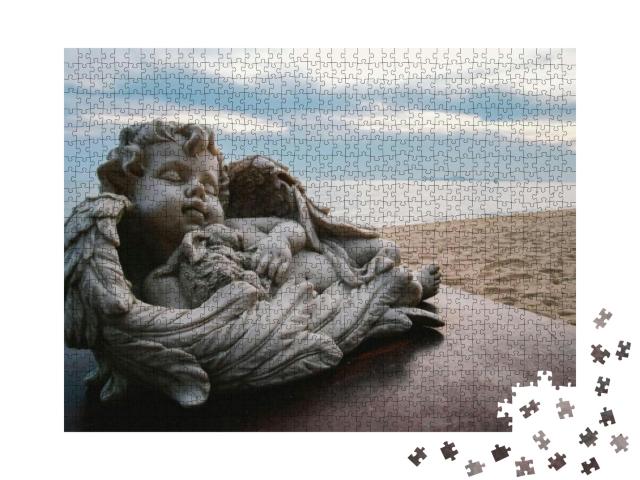 Puzzle 1000 Teile „Baby-Engel-Statue auf dem Tisch am Strand dekoriert“