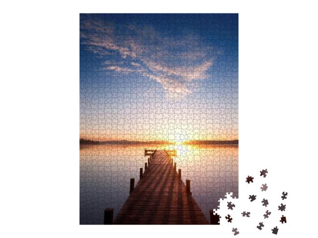 Puzzle 1000 Teile „Ein Steg, der auf den See hinausführt, Sonnenaufgang“