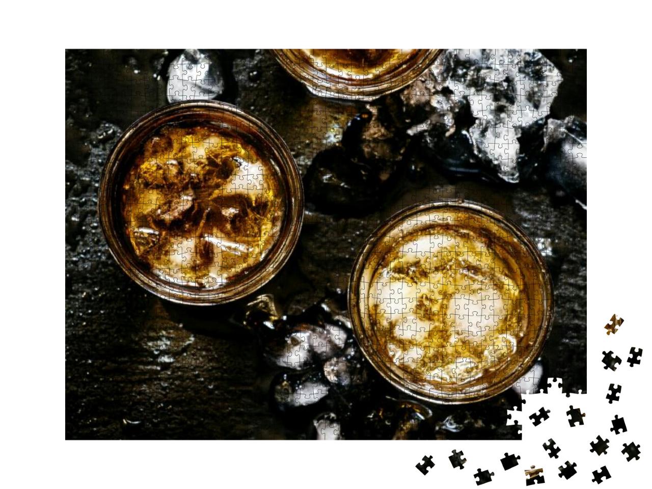 Puzzle 1000 Teile „Kalter Whiskey in einem Glas mit zerstoßenem Eis auf einem schwarzen Stein“