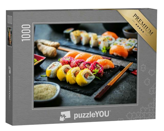Puzzle 1000 Teile „Nahaufnahme von köstlichem Sushi auf Schiefertafeln“