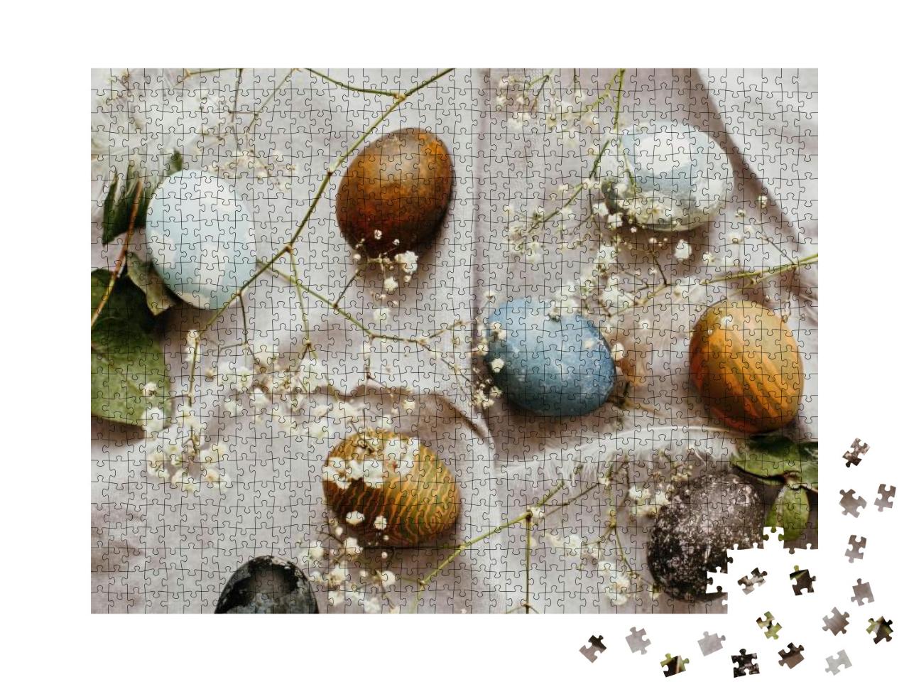 Puzzle 1000 Teile „Frohe Ostern: Natürliche gefärbt bunte Ostereier auf Leinen“