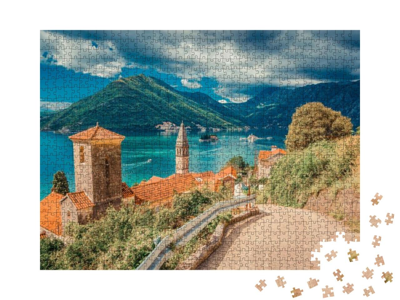 Puzzle 1000 Teile „Hafen und Gebäude der Boka Kotor-Bucht bei Sonnenschein, Montenegro“