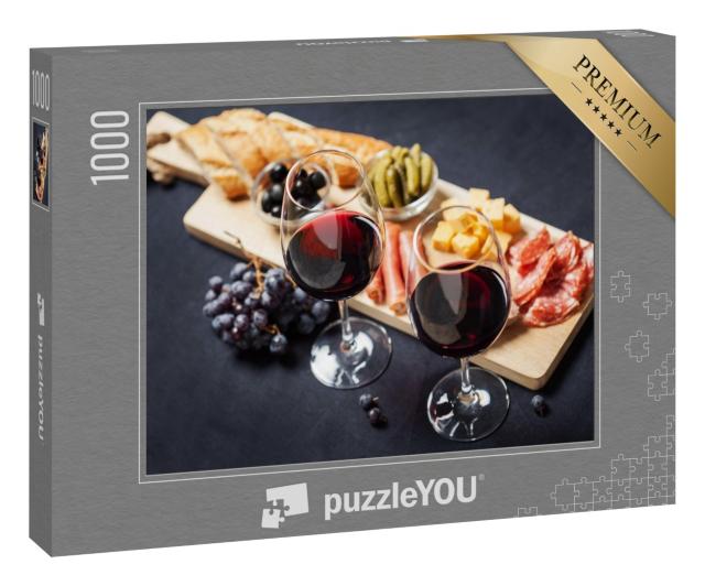 Puzzle 1000 Teile „Rotwein mit kleinen Leckereien im Hintergrund: Salami, Käse, Gurken, Brot“