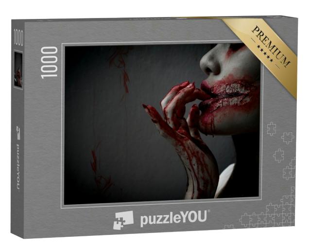 Puzzle 1000 Teile „Zombie-Frau mit Blut an der Hand und am Mund, dunkler Hintergrund“