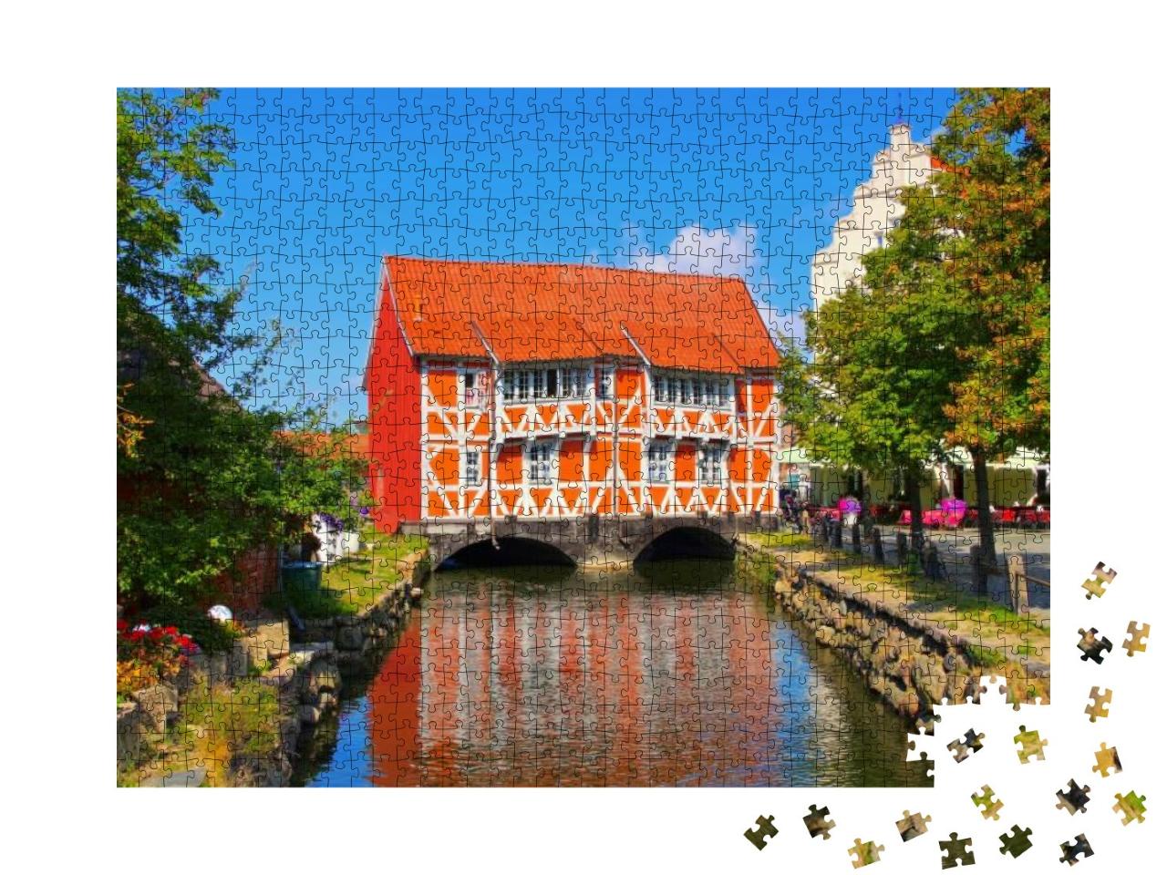 Puzzle 1000 Teile „die Altstadt von Wismar in Norddeutschland, das rote Haus“